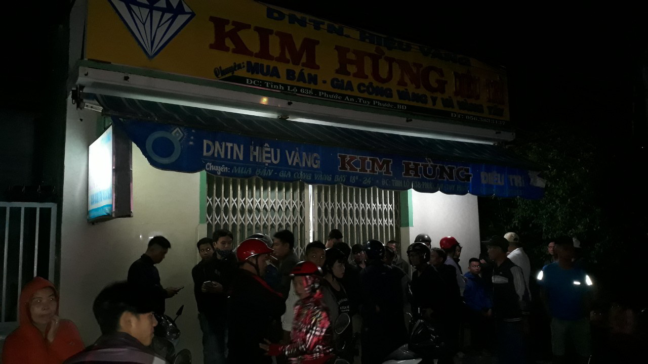 The entrance of Kim Hung Gold Shop in Binh Dinh Province. Photo: Thai Thinh / Tuoi Tre