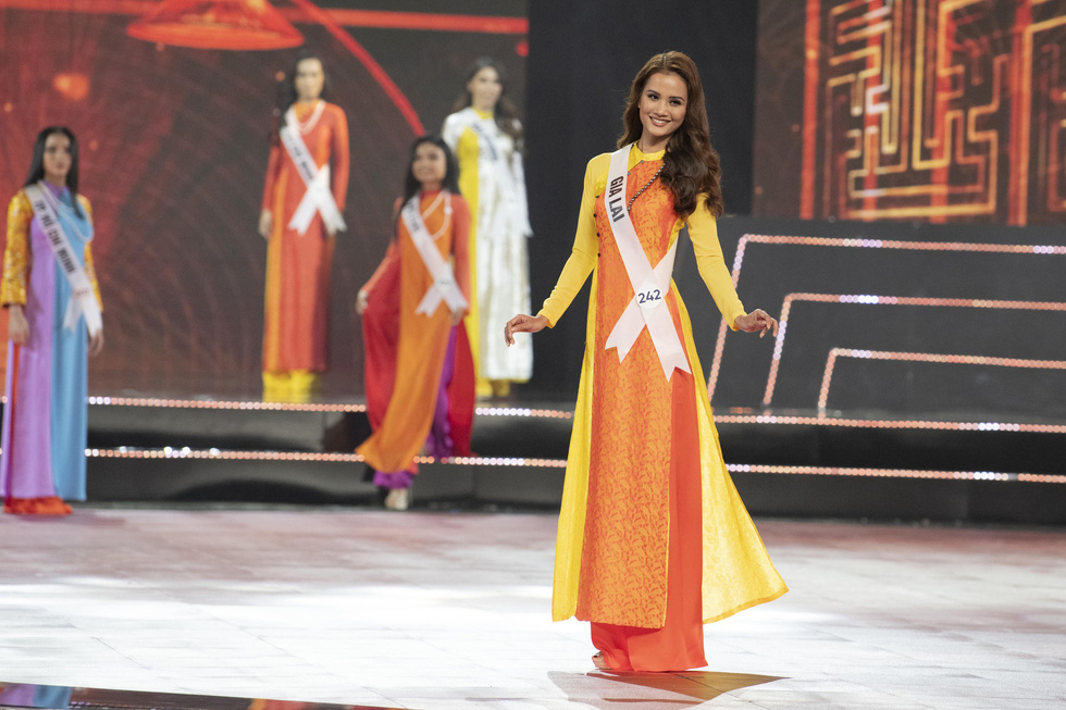 Contestants don ‘ao dai’ (Vietnamese traditional long gown) at the semi-final of the Miss Universe Vietnam 2019 in Nha Trang, the south-central province of Khanh Hoa, on December 3. Photo: Tuoi Tre