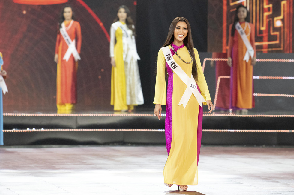 Contestants don ‘ao dai’ (Vietnamese traditional long gown) at the semi-final of the Miss Universe Vietnam 2019 in Nha Trang, the south-central province of Khanh Hoa, on December 3. Photo: Tuoi Tre