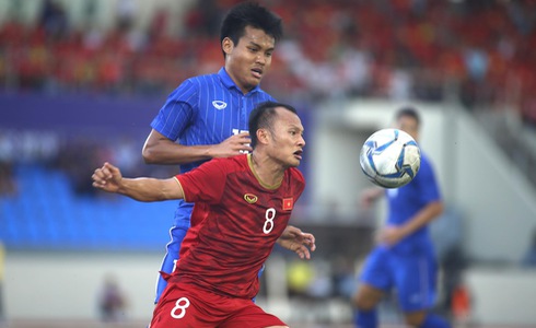 Vietnam's and Thailand's players vie for possession during their last group game at the 2019 Southeast Asian (SEA) Games in the Philippines on December 5. Photo: Tuoi Tre