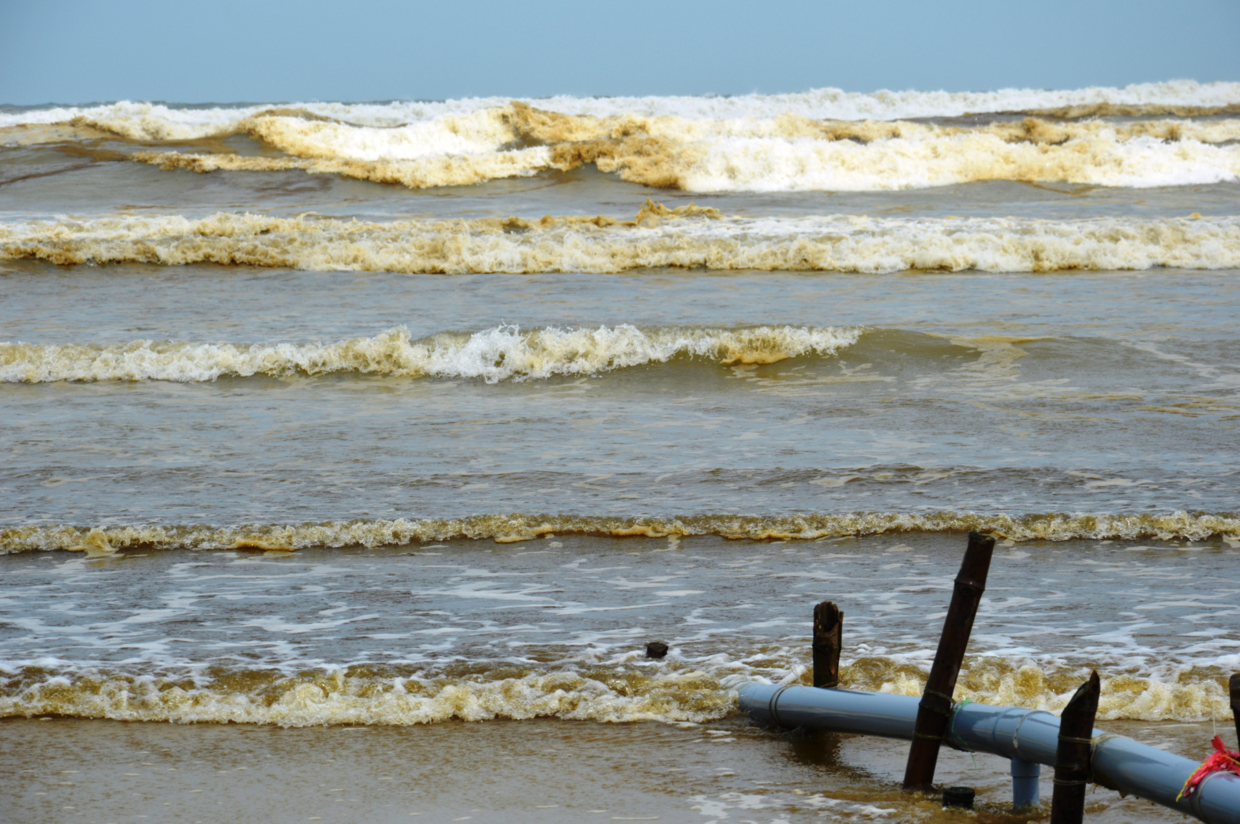 The affected beach is located near the Dung Quoc Economic Zone. Photo: Tran Mai / Tuoi Tre 