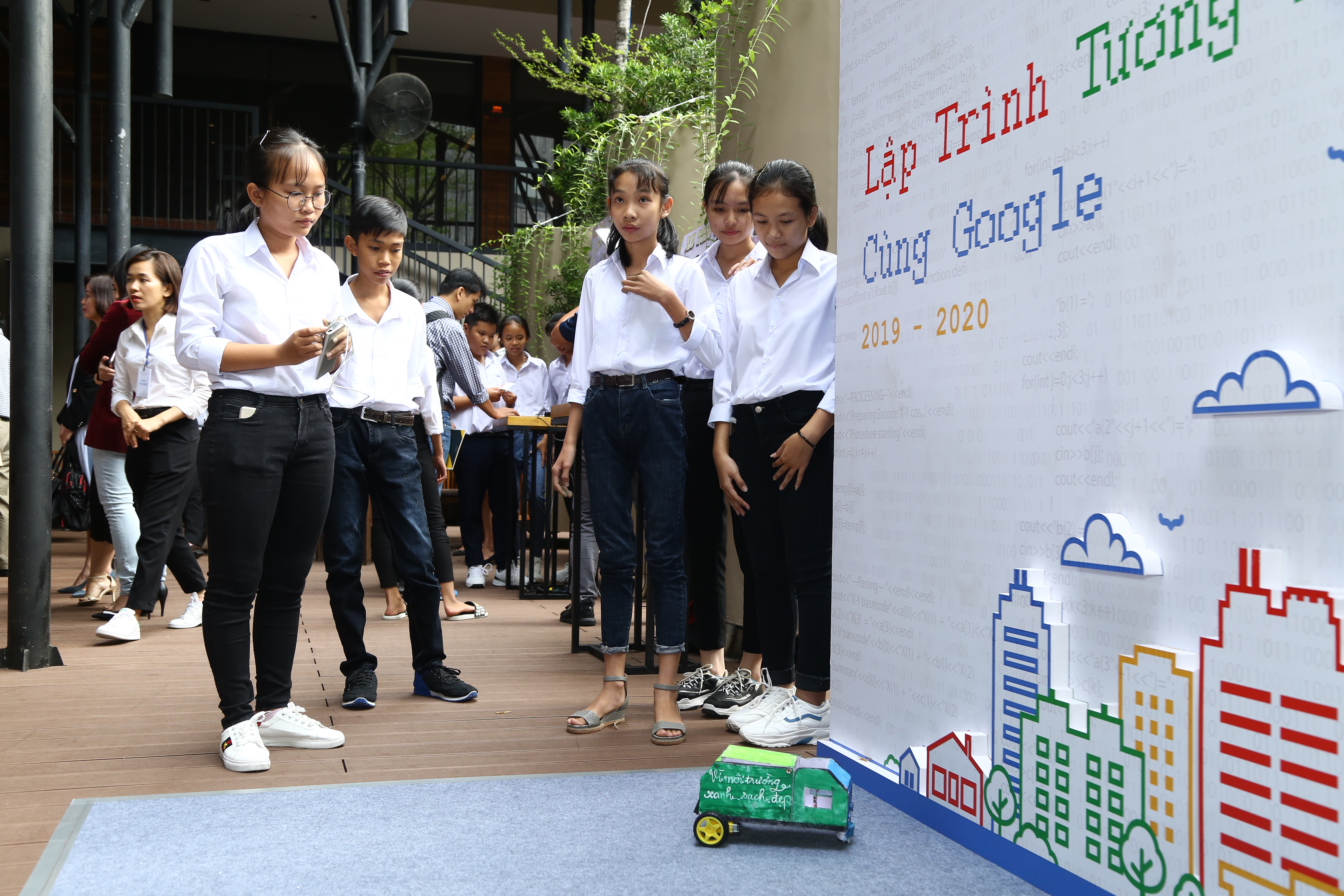 A group of students introduce their programing product at the launch of the second phase of the ‘Coding your future with Google’ project in Ho Chi Minh City on December 5, 2019. Photo: Google