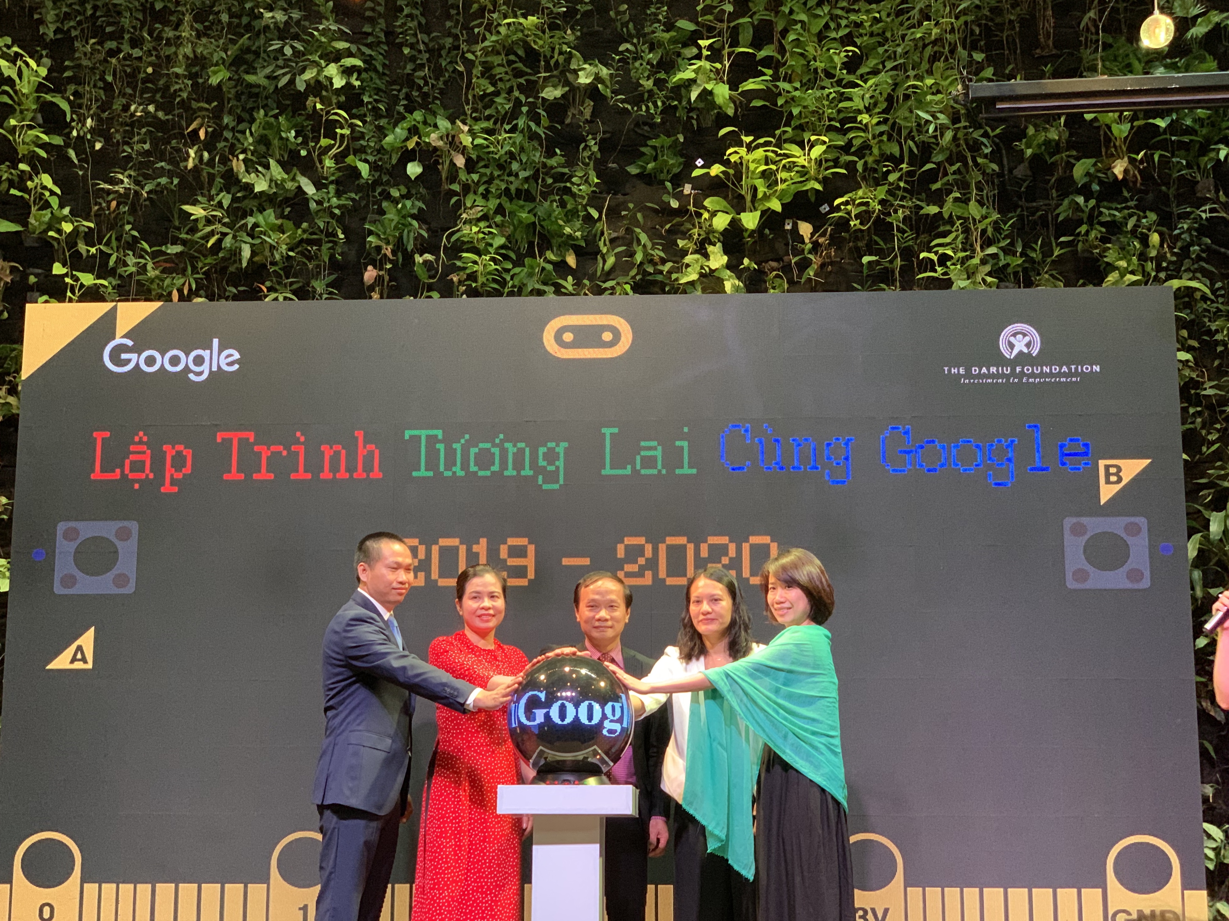 Representatives of Google, Dariu and local authorities launch the second phase of the ‘Coding your future with Google’ project in Ho Chi Minh City on December 5, 2019. Photo: Bao Anh / Tuoi Tre