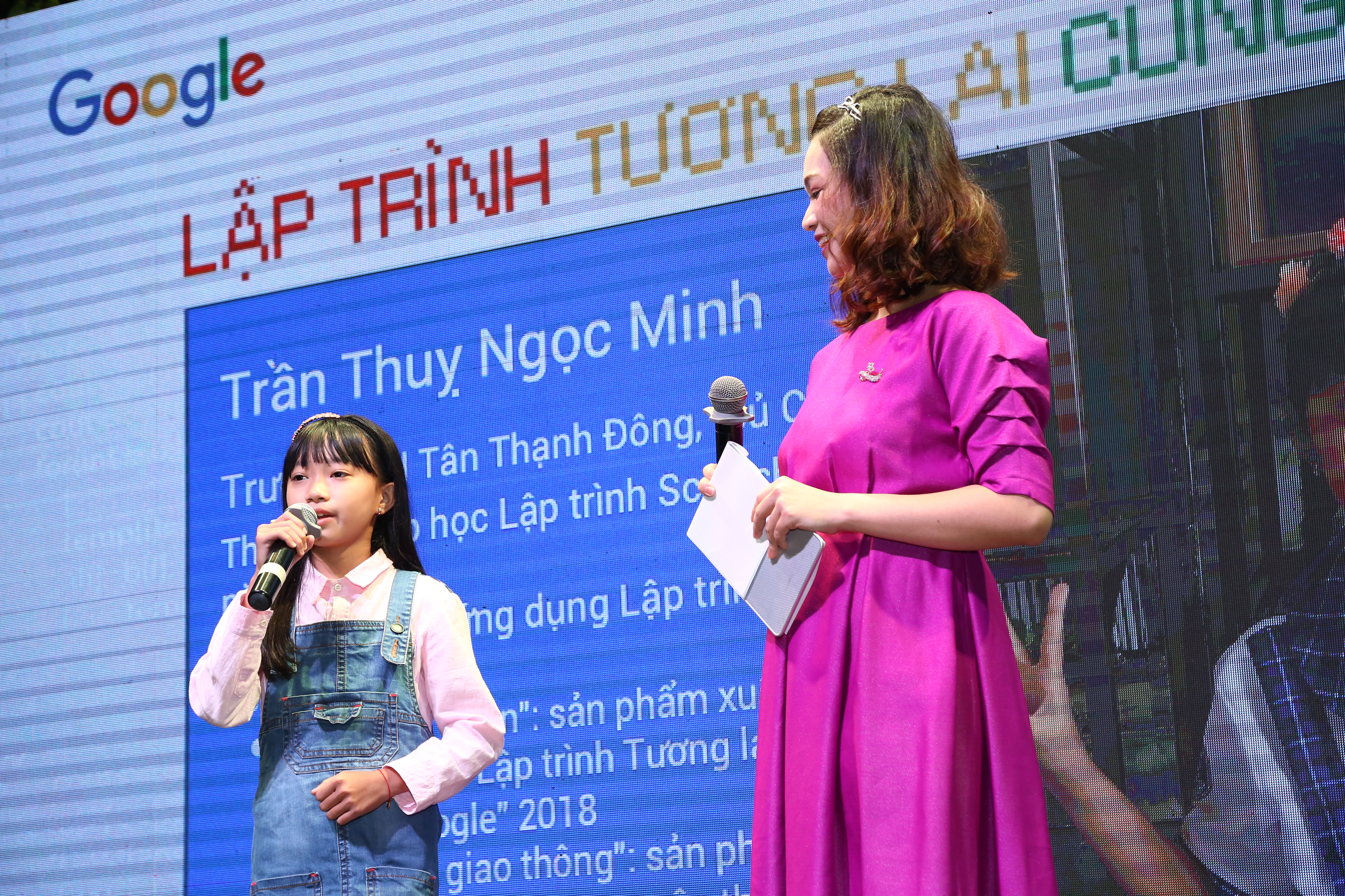 Tran Thuy Ngoc Minh (L) speaks at the launch of the second phase of the ‘Coding your future with Google’ project in Ho Chi Minh City on December 5, 2019. Photo: Google