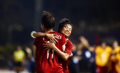 Two Vietnamese players celebrate after scoring a goal for Vietnam against the Philippines in a semifinal of women's football at the 30th SEA Games in the Philippines on December 5, 2019. Photo: Tuoi Tre