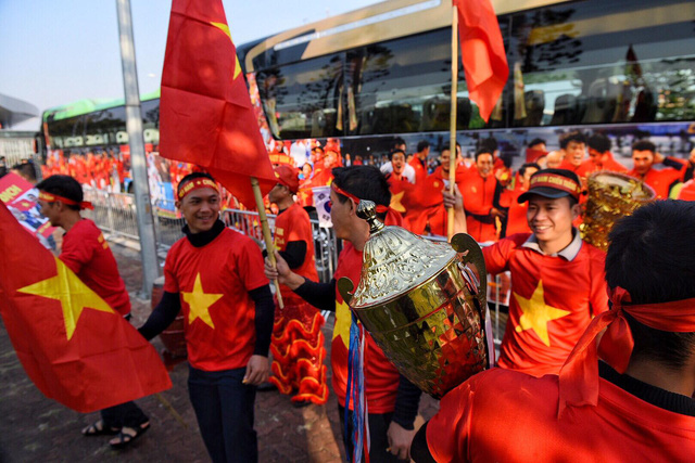 The Vietnamese U22 men’s football and the national women's football teams arrive at Noi Bai International Airport in Hanoi on December 11, 2019. Photo: Hoang Thanh Tung / Tuoi Tre