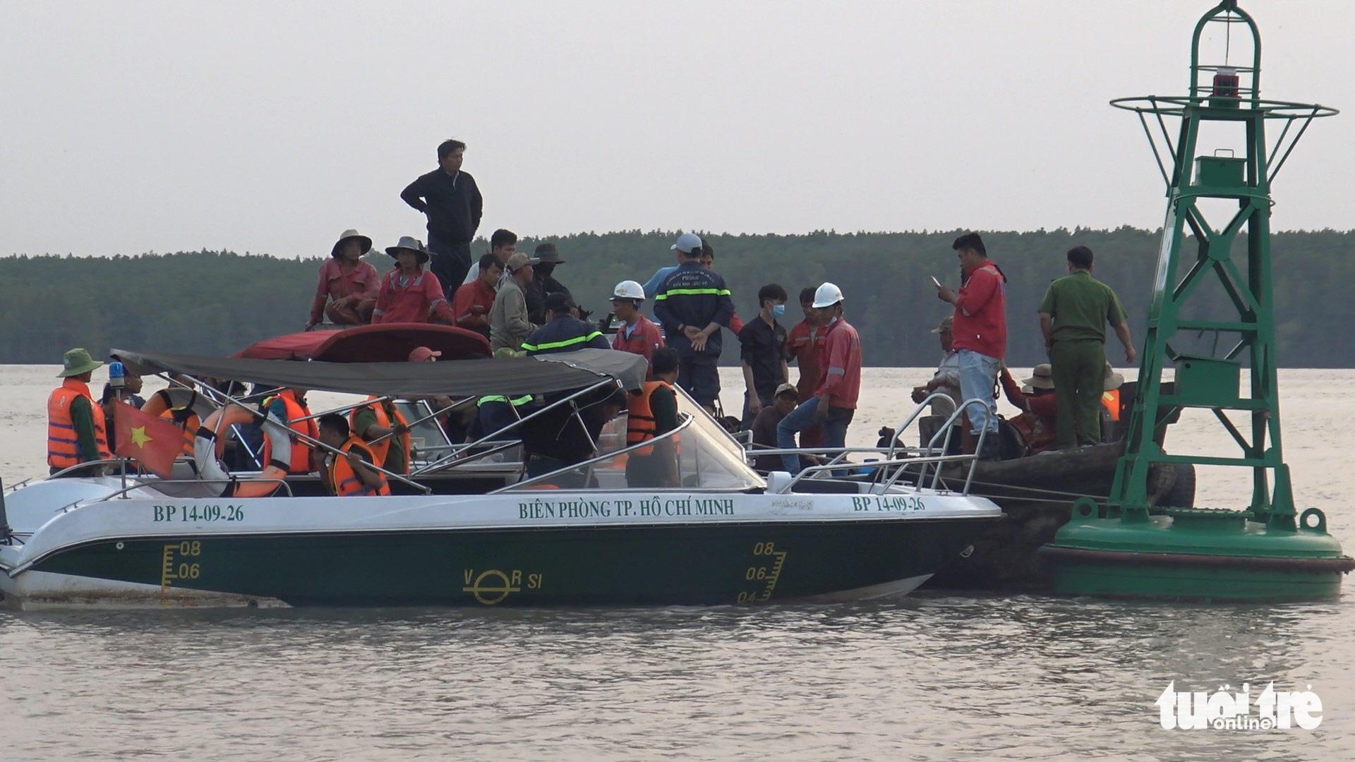 Authorities search for the victims on December 11, 2019. Photo: Minh Hoa / Tuoi Tre