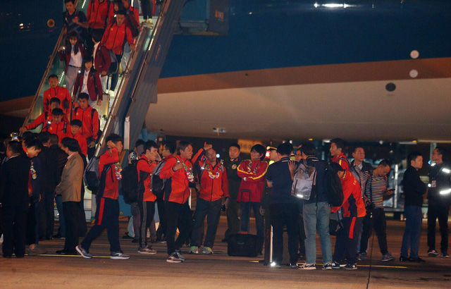 The Vietnamese U22 men’s football and the national women's football teams arrive at Noi Bai International Airport in Hanoi on December 11, 2019. Photo: Nam Khanh / Tuoi Tre