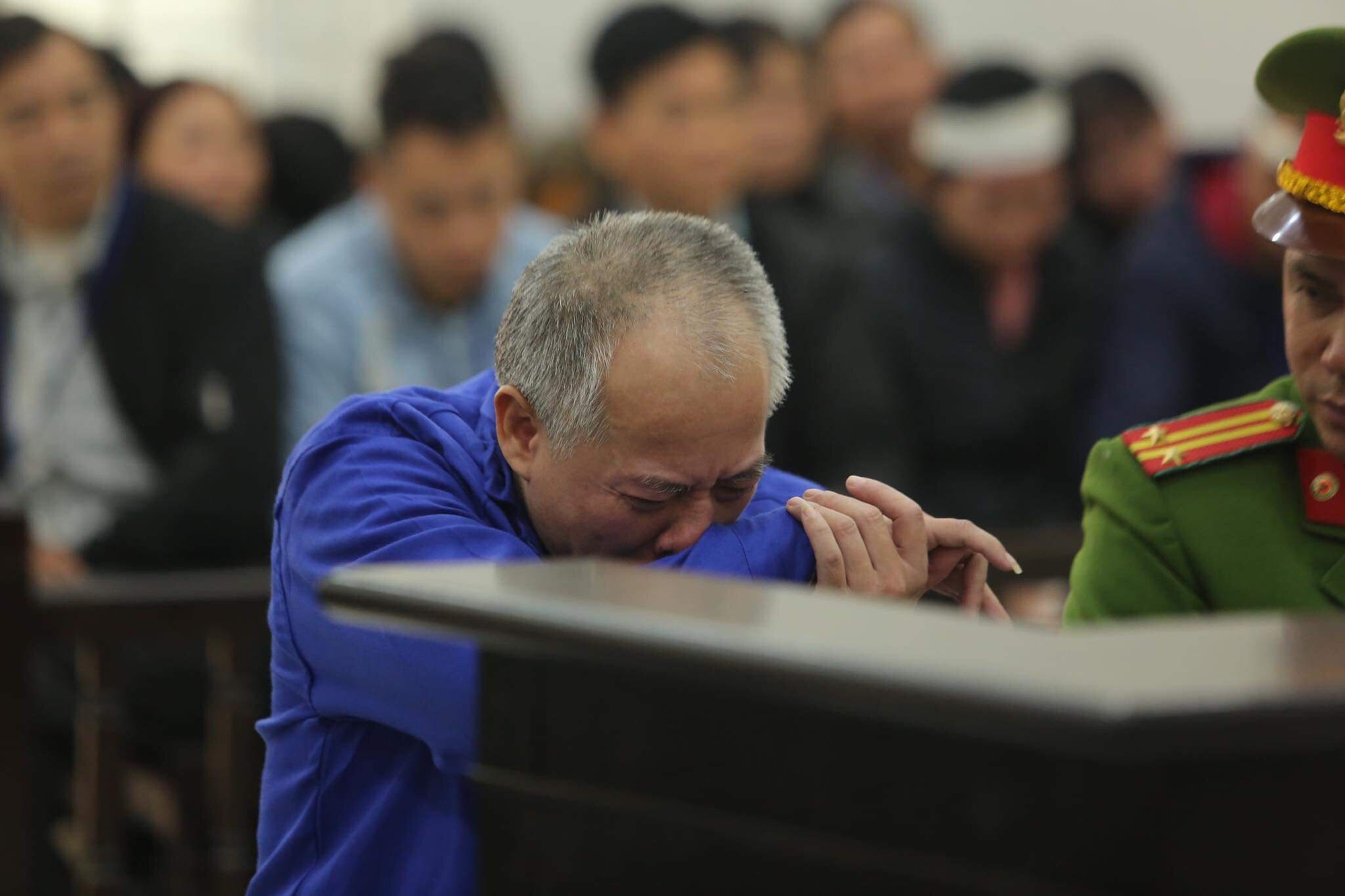 Nguyen Van Dong cries during his trial. Photo: Danh Trong / Tuoi Tre