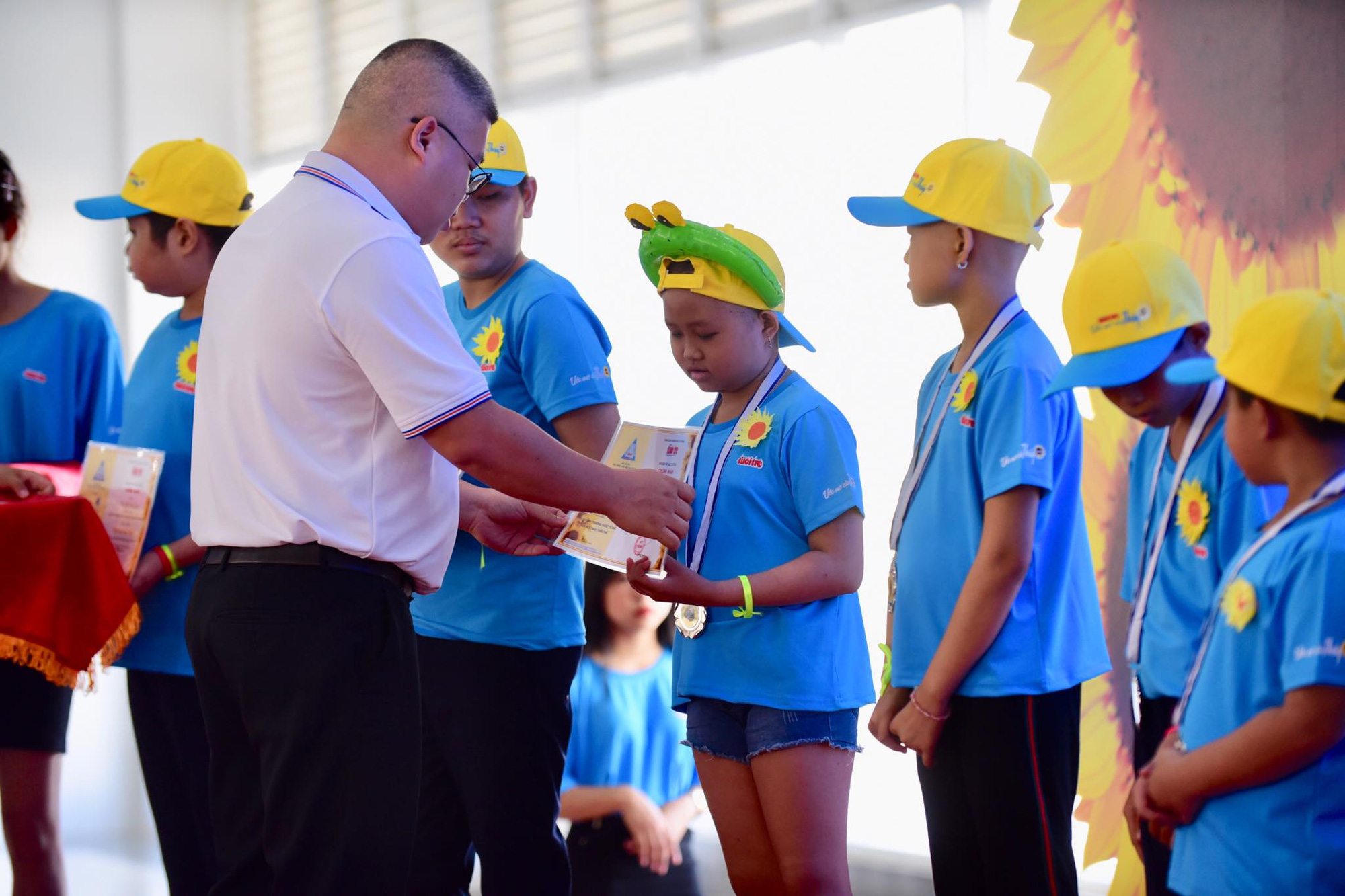 Scholarships are given to cancer-stricken children who are healthy enough to attend school. Photo: Duyen Phan / Tuoi Tre