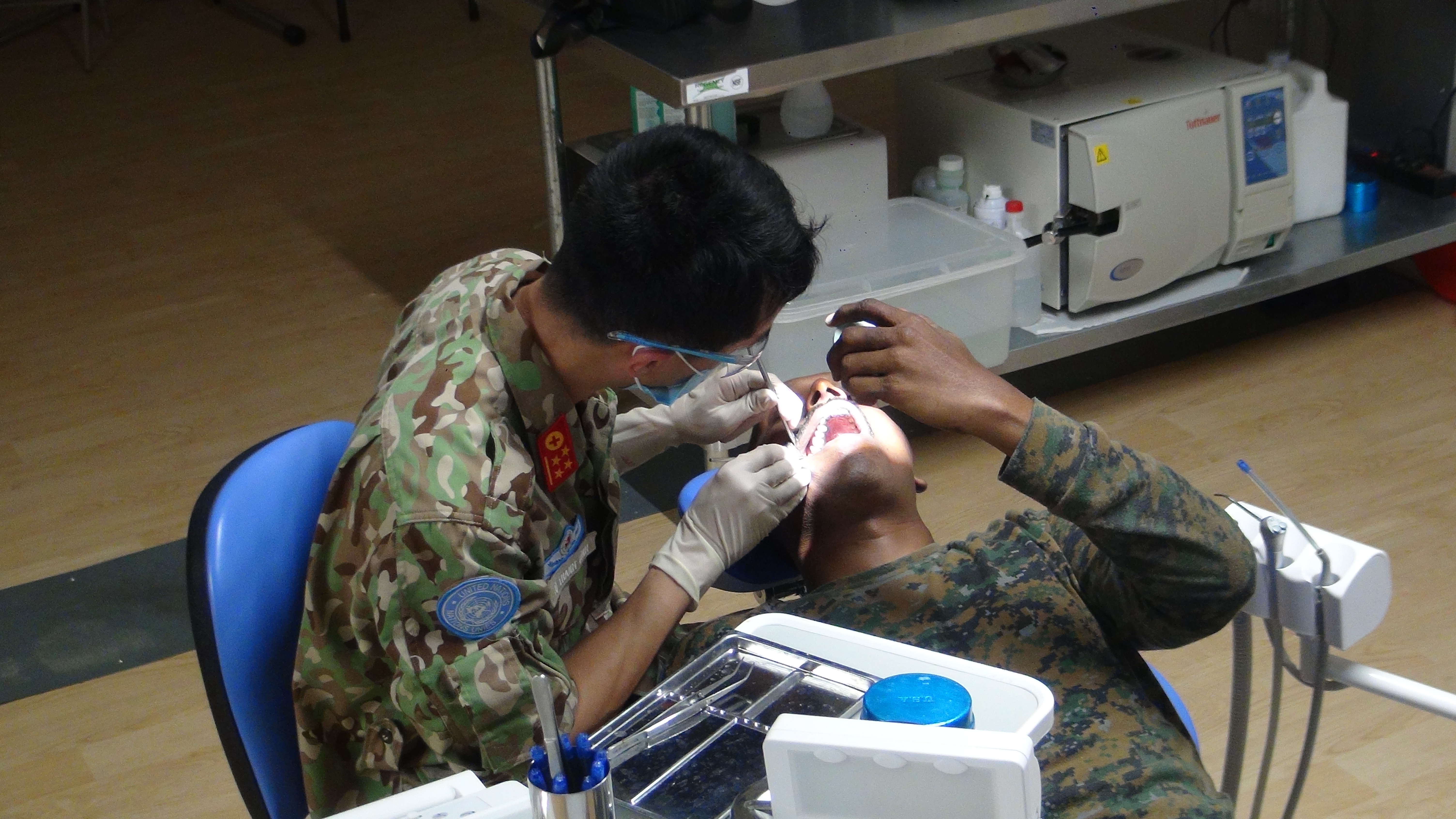 A Vietnamese doctor check a patient's teeth in South Sudan, November 2019. Photo: Hong Van / Tuoi Tre News