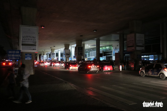 The emergency lighting system at the international terminal of Tan Son Nhat International Airport in Ho Chi Minh City was turned on five minutes after a blackout hit the area at 2:35 am on December 18, 2019. Photo: T.T.D. / Tuoi Tre