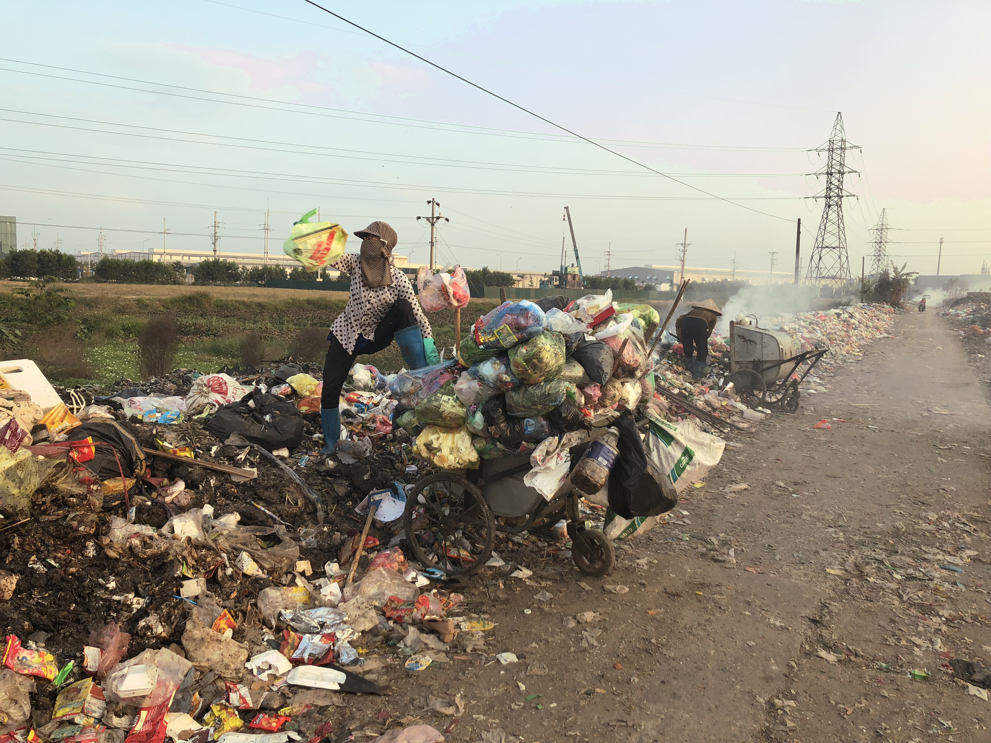 Household garbage is dumped along the street. Photo: Quang The / Tuoi Tre
