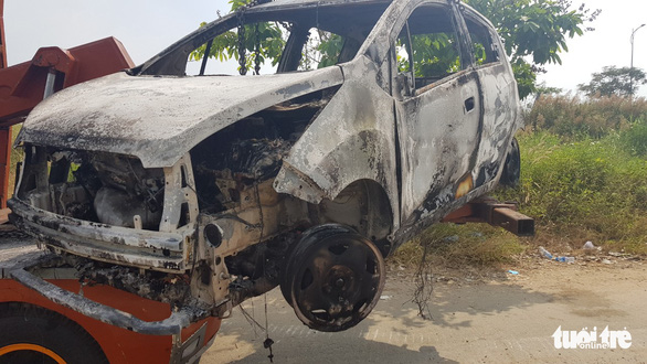 A car was found burned near Thu Thiem 2 Bridge in District 2 in conjunction with a robbery-murder in District 7, Ho Chi Minh City, on December 21, 2019. Photo: Minh Hoa / Tuoi Tre