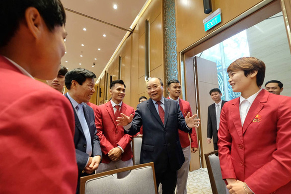 Prime Minister Nguyen Xuan Phuc welcomes members of the Vietnamese sports delegation to the SEA Games 2019 at the Government Office in Hanoi on December 22, 2019. Photo: Nam Tran / Tuoi Tre