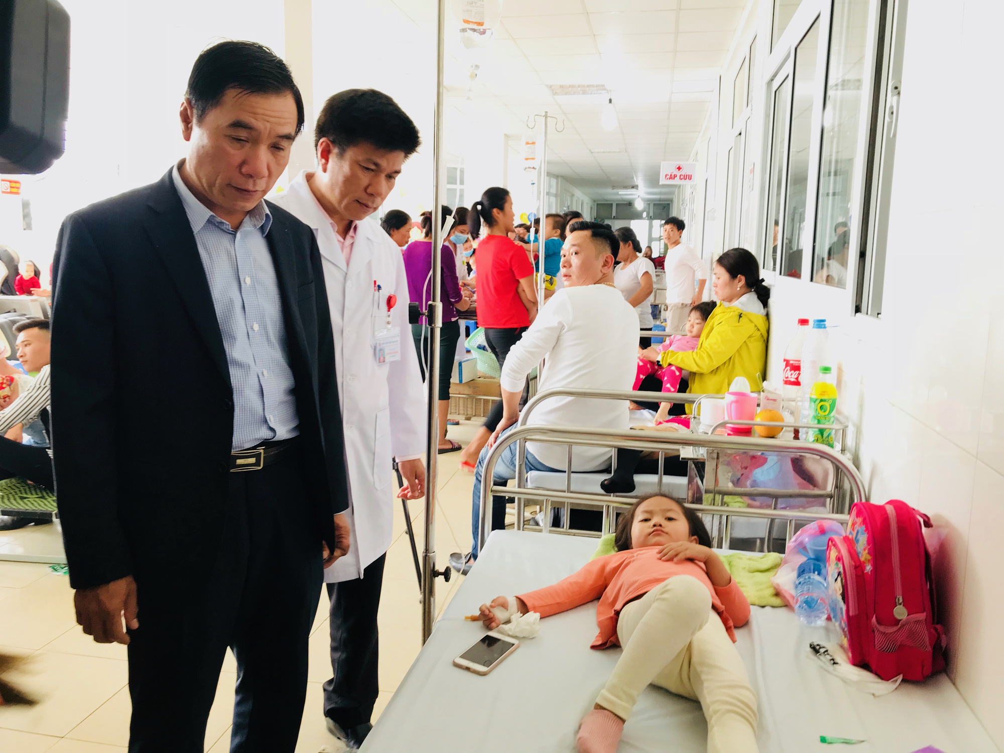 Pham Dang Quyen, vice chairman of the Thanh Hoa People’s Committee, visits young patients at the hospital. Photo: Ha Dong / Tuoi Tre