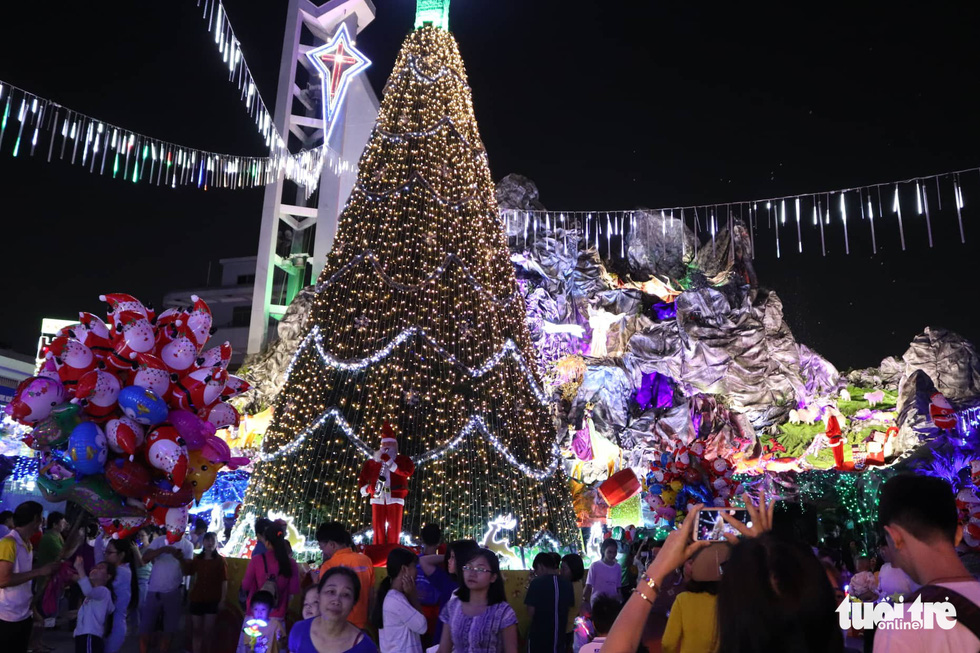‘Christian neighborhoods’ in Ho Chi Minh City turn crowded for Christmas