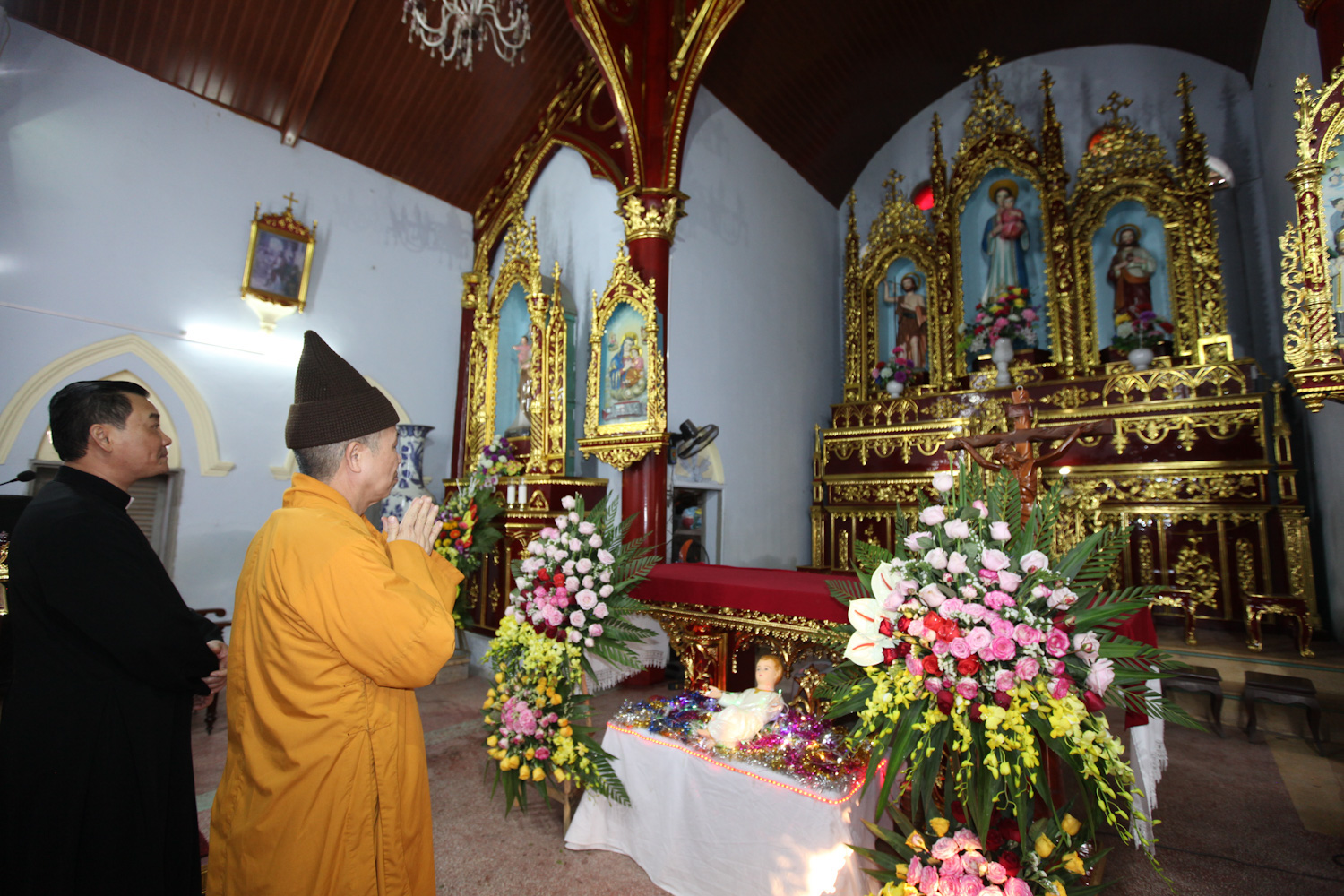 Venerable Thich Thanh Quyet pays his respect at a Catholic altar on December 24, 2019. Photo: Anh Dung / Tuoi Tre