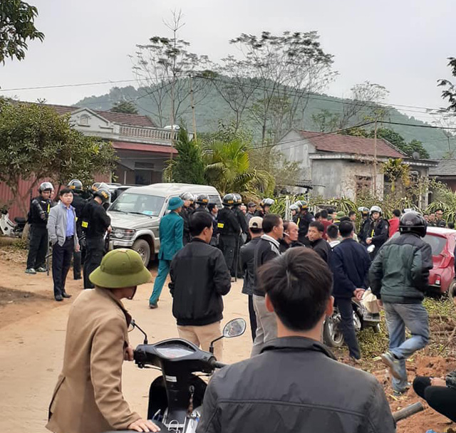 Police officers are mobilized to hunt for a murder suspect in Thai Nguyen Province on December 26, 2019. Photo: Quang Phuc / Tuoi Tre