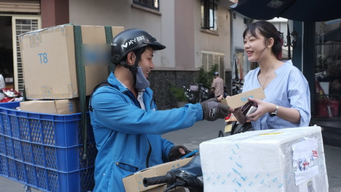 A shipper delivers items bought online to a customer in Ho Chi Minh City. Photo: Tuoi Tre