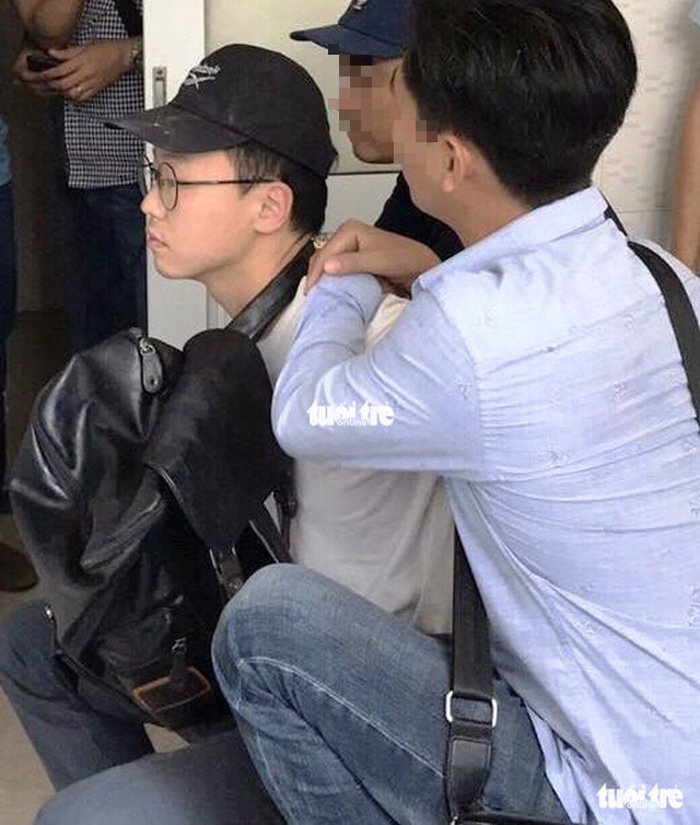 Lee Hyeong Won is arrested by the police District 1, Ho Chi Minh City, December 25, 2019. Photo: Tuoi Tre