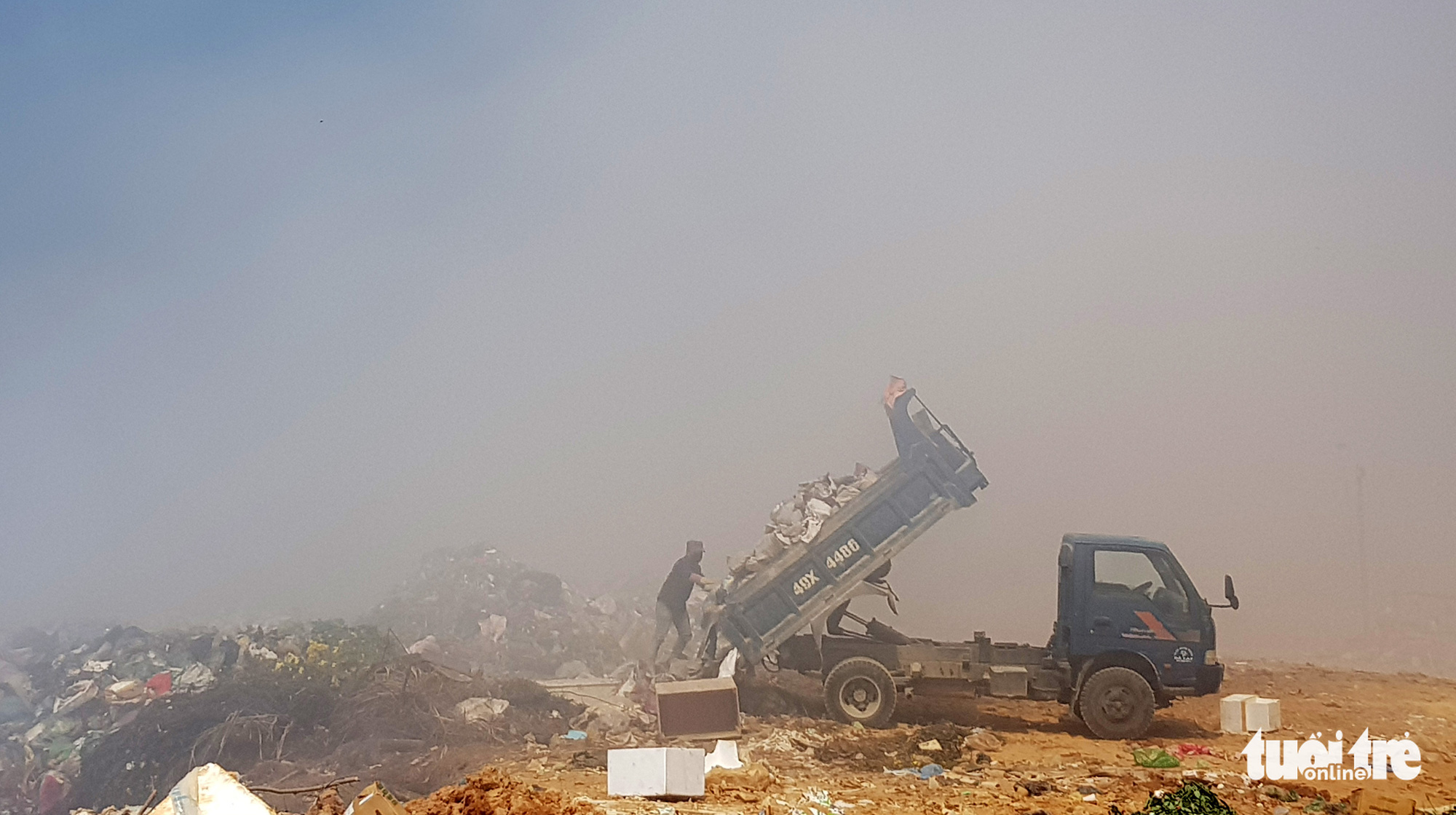 The Cam Ly Landfill in Da Lat City, Lam Dong Province in the Central Highlands region of Vietnam still receives garbage on a daily basis despite a smoldering fire. Photo: L.D / Tuoi Tre