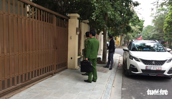 Police officers arrive at the residence of Nguyen Van Tu, Chief of Hanoi Party Committee Office and former director of the municipal department of planning and investment, in Ha Dong District, Hanoi, on December 28, 2019. Photo: Than Hoang / Tuoi Tre