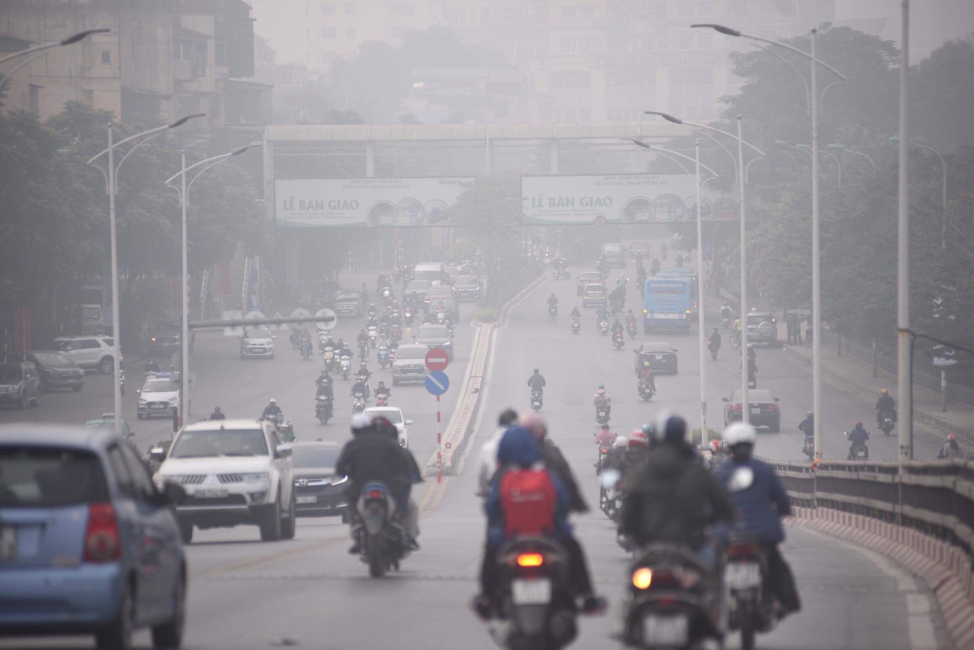 Commuters travel on a street in Hanoi on the morning of December 14, 2019. Photo: Danh Trong / Tuoi Tre