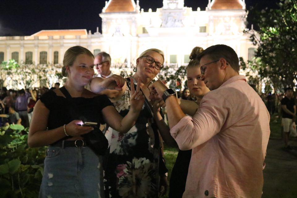 Foreigners celebrate New Year's Eve in downtown Ho Chi Minh City. Photo: Tuoi Tre