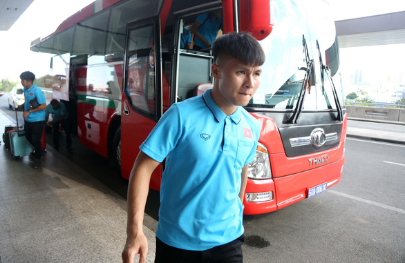 Vietnam’s midfielder Nguyen Quang Hai at Tan Son Nhat International Airport on the afternoon of January 1, 2020. Photo: N.K. / Tuoi Tre
