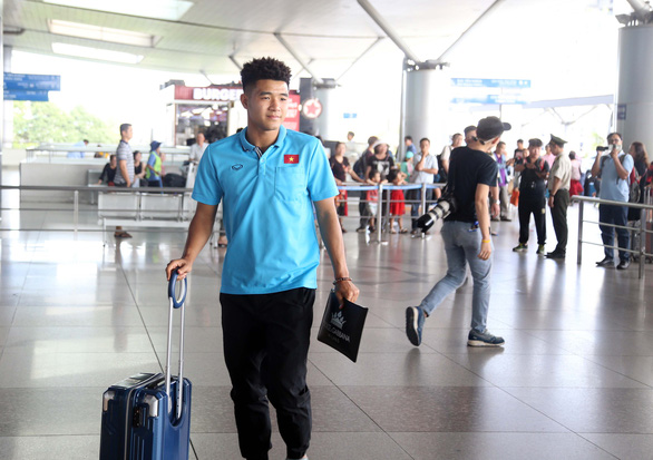 Vietnam’s forward Ha Duc Chinh at Tan Son Nhat International Airport on the afternoon of January 1, 2020. Photo: N.K. / Tuoi Tre