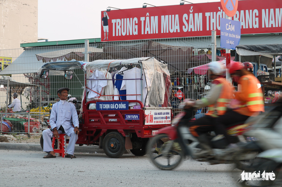 Nguyen Van Tu parks his tuk-tuk on a street in Ho Chi Minh City. Photo: Ngoc Phuong / Tuoi Tre