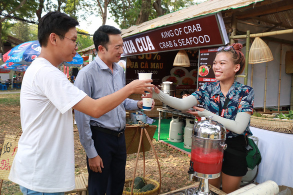 A drink seller serves customers with paper cups at the Tet Viet Festival taking place at the Le Van Tam Park in District 1, Ho Chi Minh City, on January 3, 2020. Photo: Ngoc Phuong / Tuoi Tre