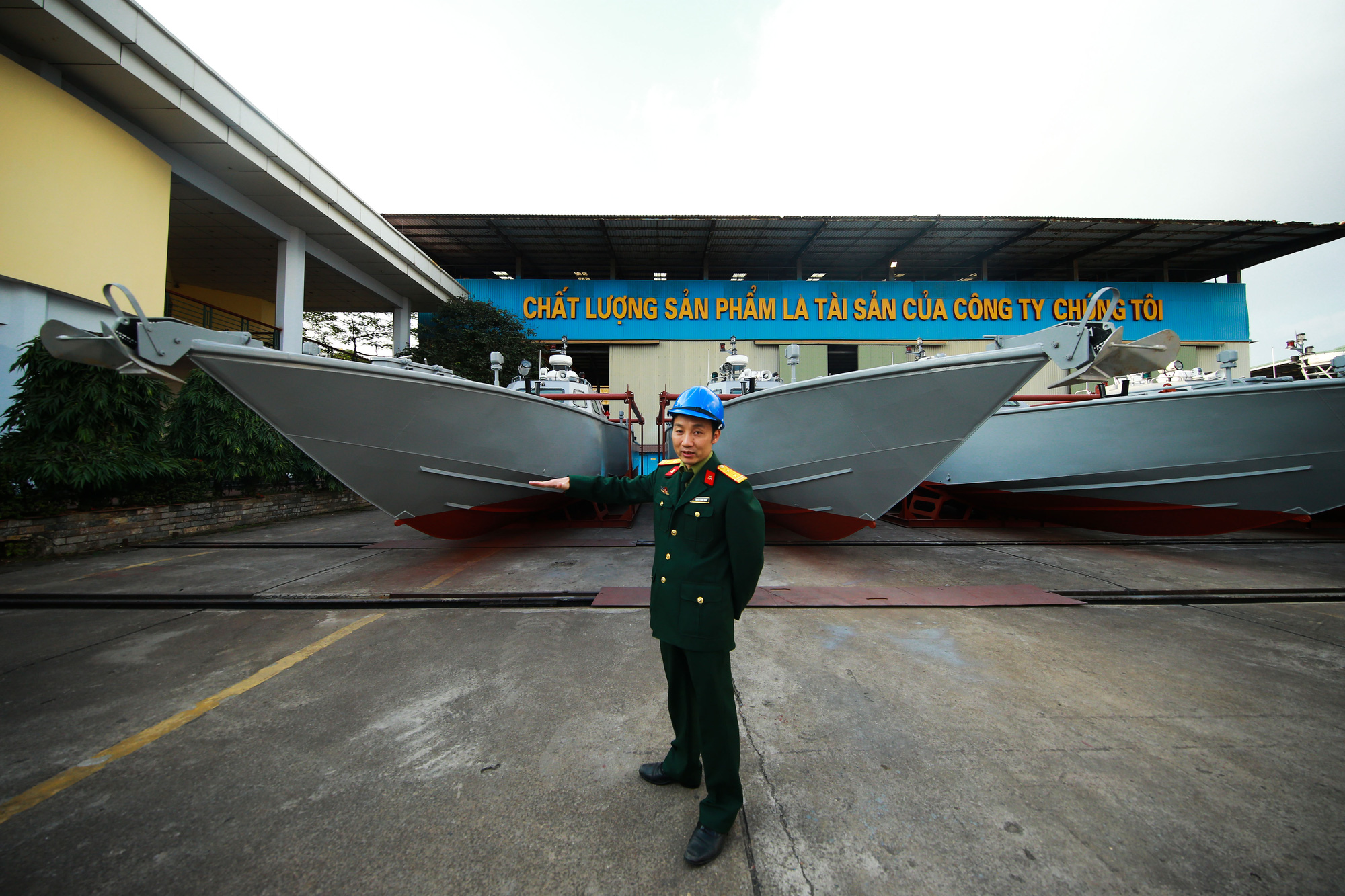 Lieutenant Colonel Nguyen Thanh Trung, a representative of Hong Ha Company, introduces the steel armored patrol boats. Photo: Nguyen Khanh / Tuoi Tre