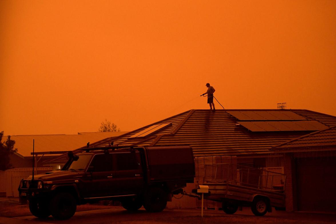 Bushfires rage out of control across southeast Australia