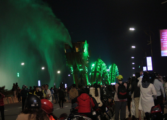 People watch a fire-breathing show on the Dragon Bridge in the central Vietnamese city of Da Nang. Photo: Truong Trung / Tuoi Tre