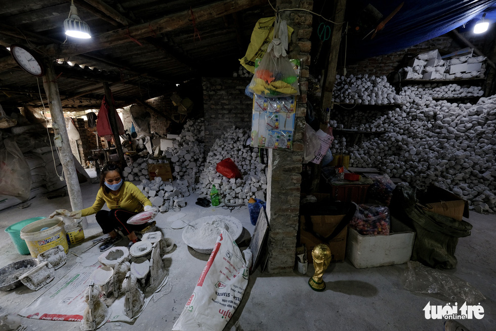 An artisan makes rat-shaped ceramic figurines at Bat Trang village in Hanoi. Photo: Nam Tran / Tuoi Tre