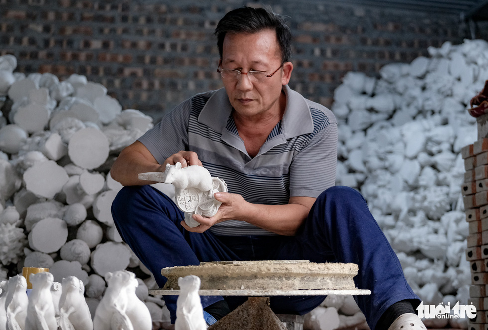 An artisan makes rat-shaped ceramic figurines at Bat Trang village in Hanoi. Photo: Nam Tran / Tuoi Tre