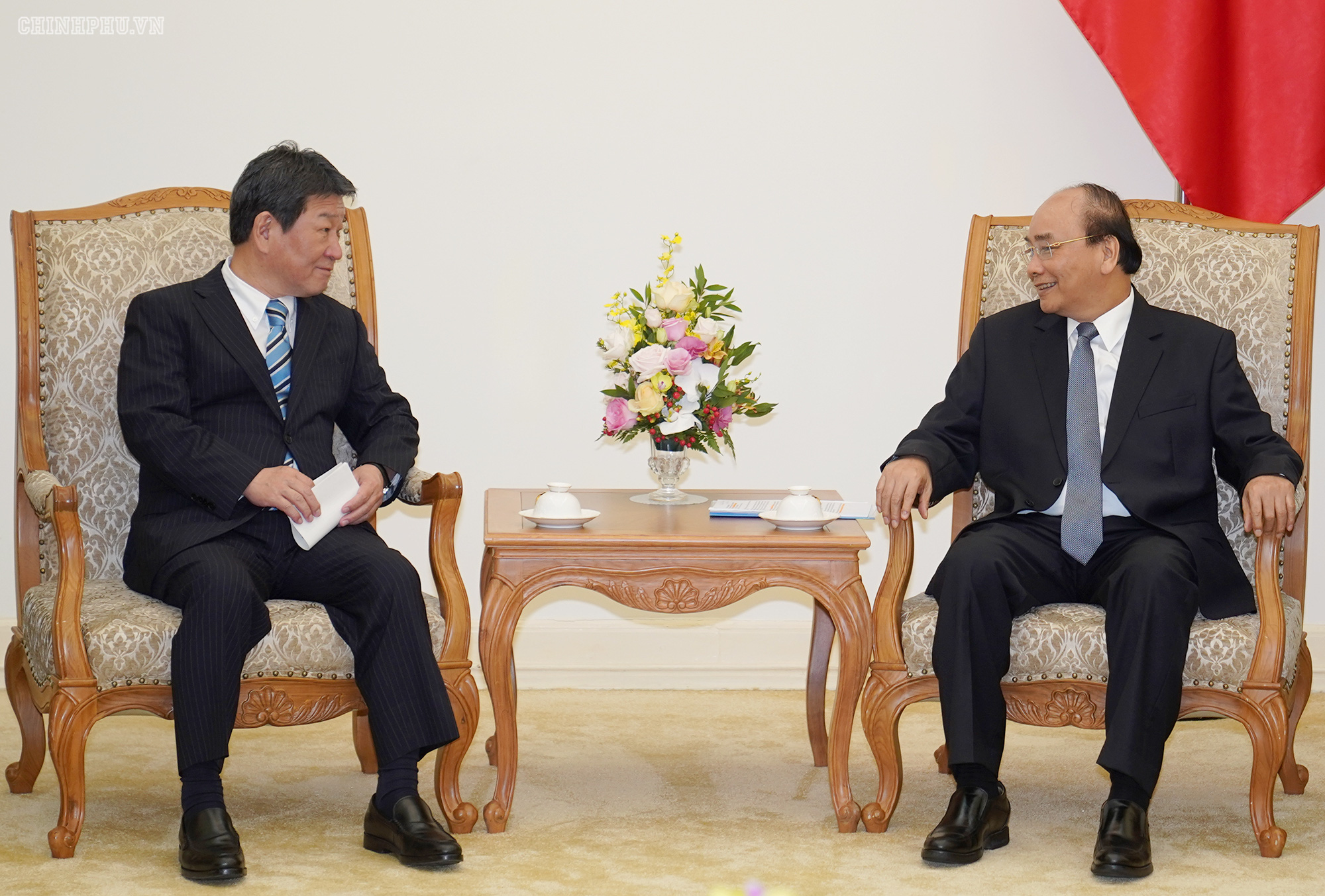 Vietnamese Minister Nguyen Xuan Phuc talks with Japanese Minister for Foreign Affairs Motegi Toshimitsu Minh in Hanoi on January 6, 2020. Photo: Vietnam Government Portal