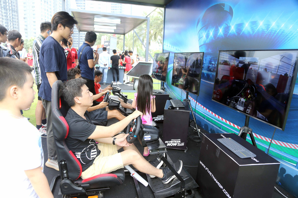 Visitors experience race-themed games at the Vinhomes Central Park urban area in Binh Thanh District, Ho Chi Minh City on January 12, 2020. Photo: N.K / Tuoi Tre