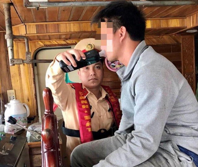 Two Vietnamese men fined for piloting boats under alcohol influence