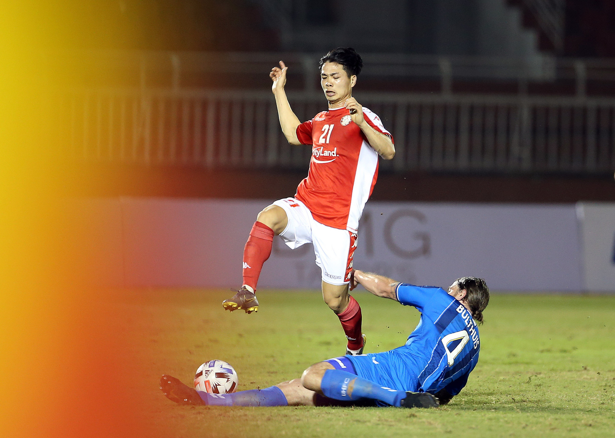Star striker Nguyen Cong Phuong (21) vies for possession during a friendly match between Ho Chi Minh City FC and Ulsan Hyundai FC in Ho Chi Minh City on January 17, 2020. Photo: N.K. / Tuoi Tre