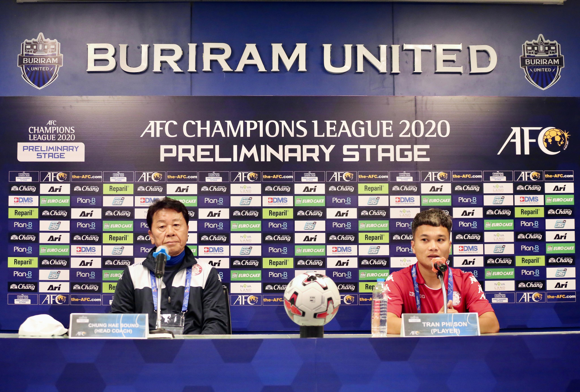 Ho Chi Minh City FC manager Chung Hae Soung (L) and midfielder Tran Phi Son at a prematch press conference ahead of the 2020 AFC Champions League preliminary round opener against hosts Buriram United in Thailand on January 20, 2020. Photo: Bao Toan / Tuoi Tre