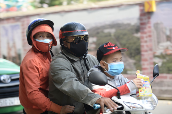 Commuters travel with face mask on in Ho Chi Minh City. Photo: Tuoi Tre/ Tu Trung