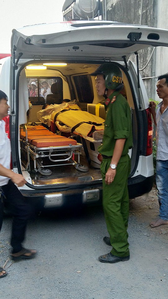 A body in the ambulance. Photo: Ai Nhan / Tuoi Tre