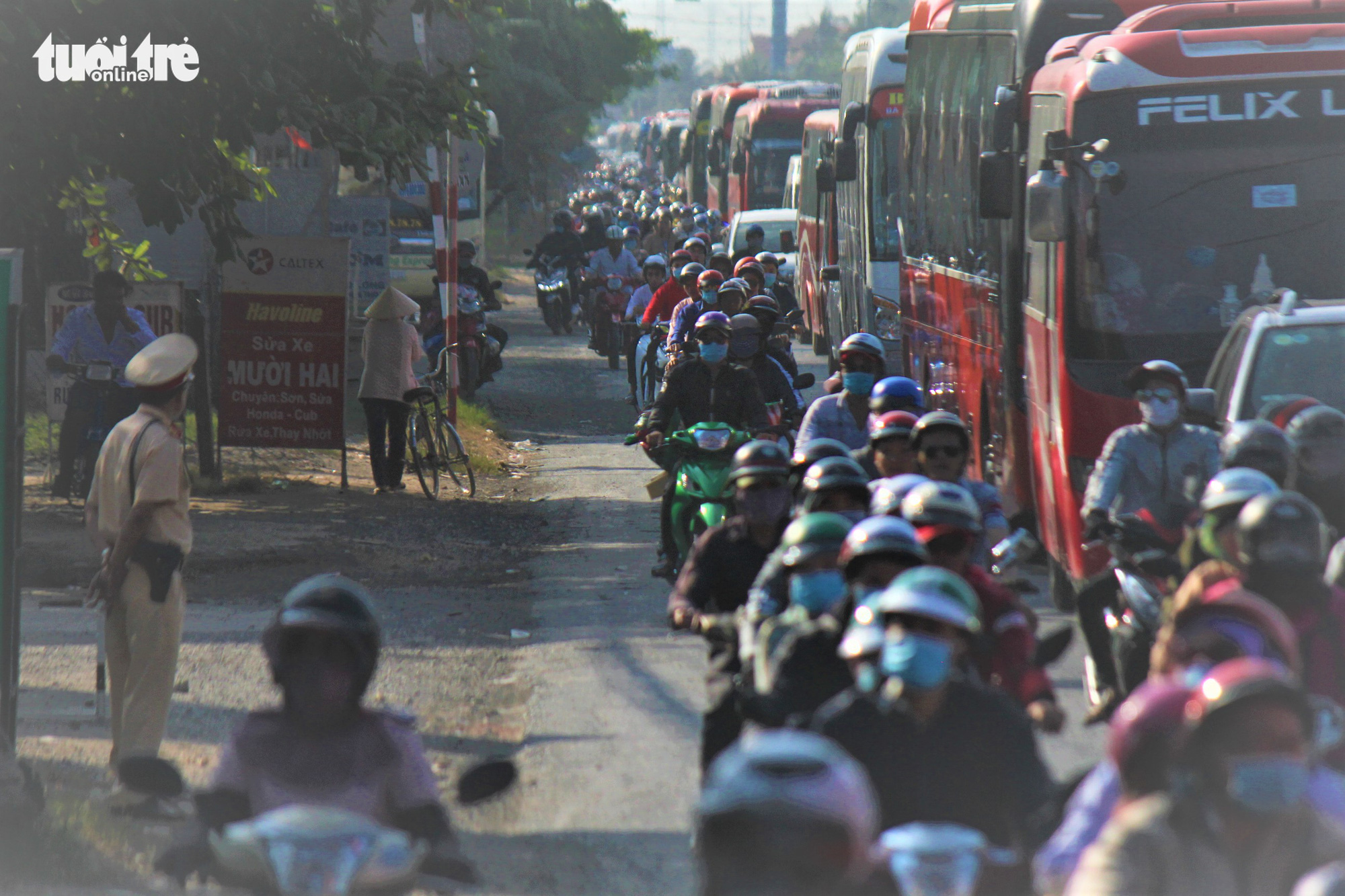 A section of National Highway 1 in Tien Giang Province is congested on January 29, 2020. Photo: Mau Truong / Tuoi Tre