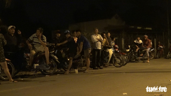 Curious people gather in a large number at a site where police have been besieging in Cu Chi District, Ho Chi Minh City, on January 31, 2020. Photo: Minh Hoa / Tuoi Tre