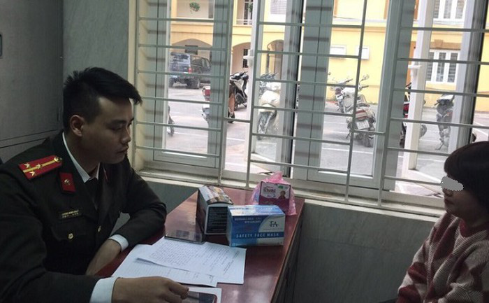 Hanoi police seal off pharmacy for hiking face mask prices amid coronavirus fear