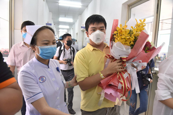 Li Zichao (R) was discharged from Cho Ray Hospital in Ho Chi Minh City on February 4, 2020. Photo: Duyen Phan / Tuoi Tre