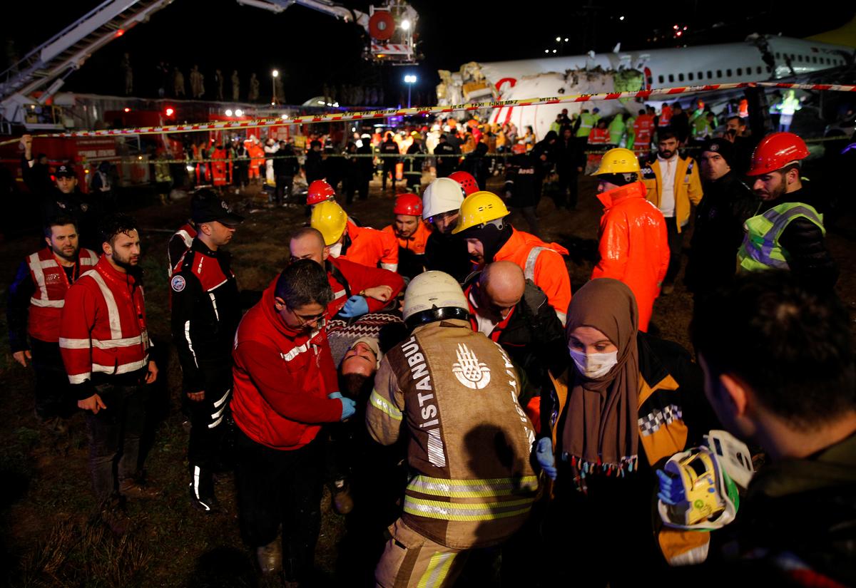 An injured person is carried away from Pegasus Airlines Boeing 737-86J plane, after it overran the runway during landing and crashed, at Istanbul's Sabiha Gokcen airport, Turkey February 5, 2020. Photo: Reuters